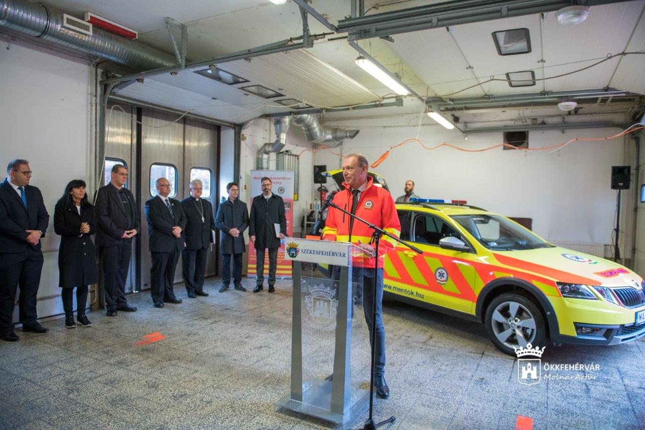 Új mentőtiszti kocsi a fehérvári Mentőállomáson
